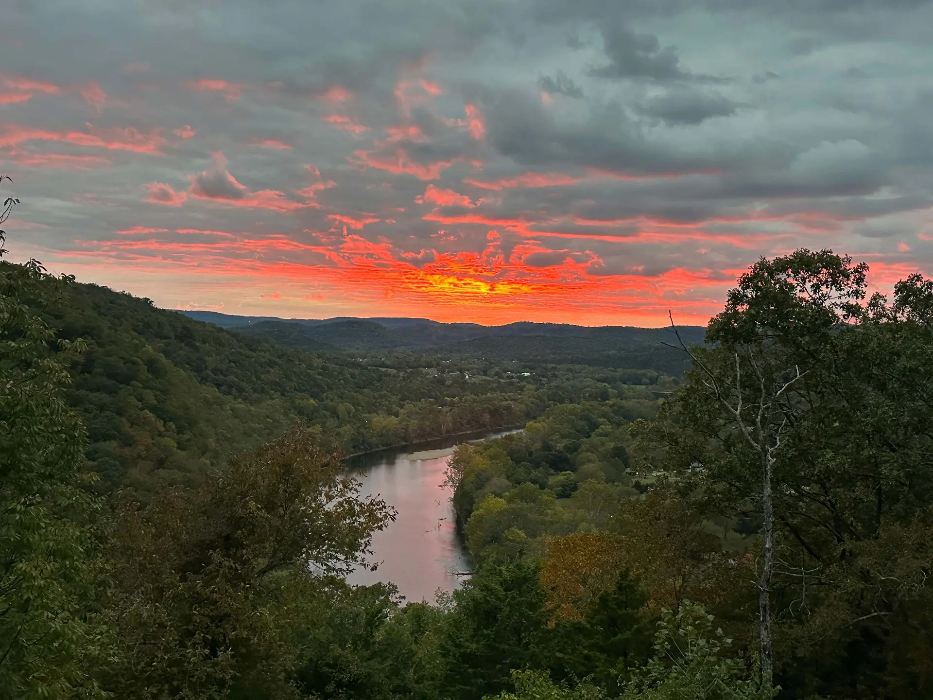 The Escape cabin above the White River bend